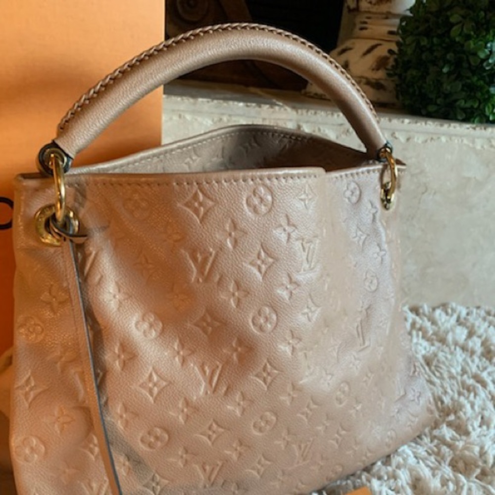 Authentic Louis Vuitton Artsy MM